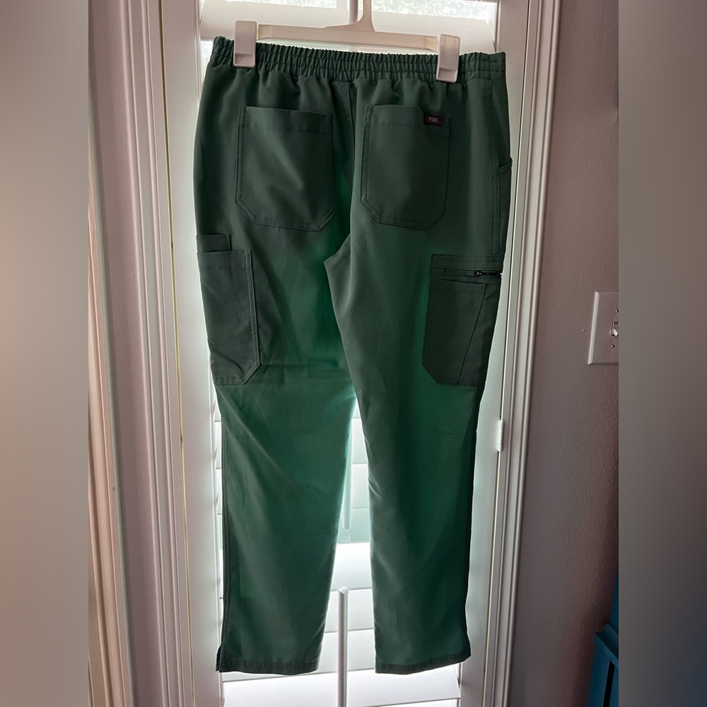 Limited edition Jade FIGS scrubs - Picture 2 of 6